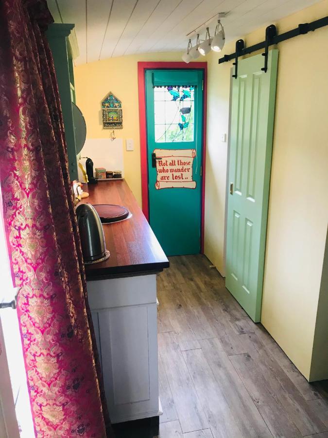The Gypsy Rose Wagon Apartment เบลิงงัพ ภายนอก รูปภาพ