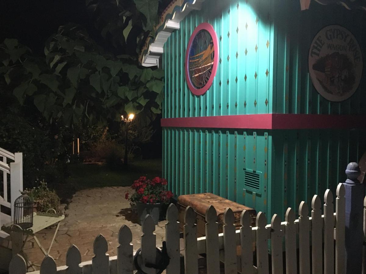 The Gypsy Rose Wagon Apartment เบลิงงัพ ภายนอก รูปภาพ